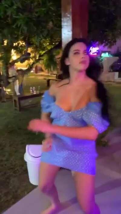 Emily Garcia (paga peitinho)