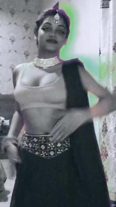 the way they bounce 😍🤤 traditional outfits like this 🥵