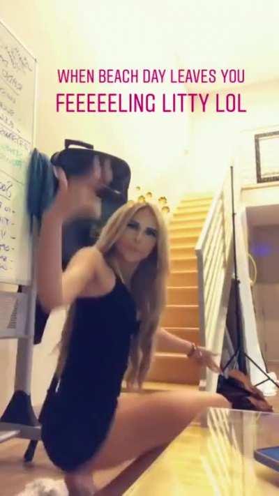 Twerking with some up skirt