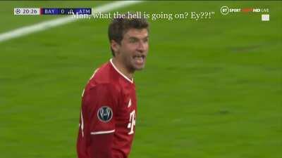 Bayern 4 - 0 Atlético Madrid - Müller yellow card incident and rant translated 21'