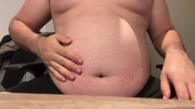 Can’t stop playing with my growing belly 