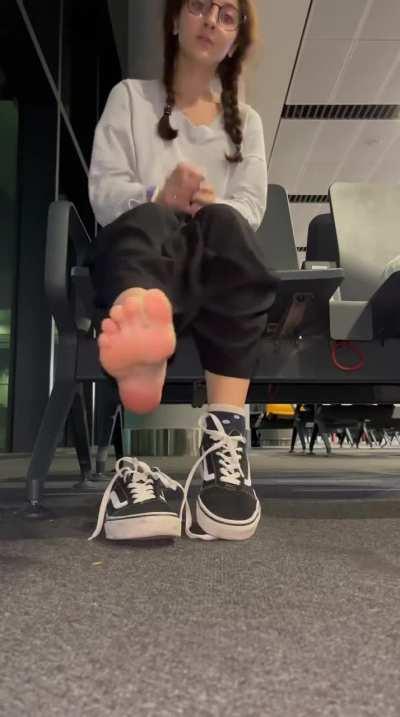 Crazy me 🫢 smelling my socks at the airport 😍