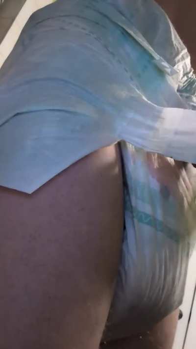 Bb va dans son bain ma couche étais très pleine