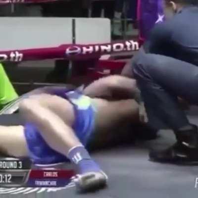 Carlos Coello hits Tawanchai Rachanon with a rib-breaking knee at Lumpinee Stadium