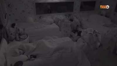 Maria e Eli movimentam edredom