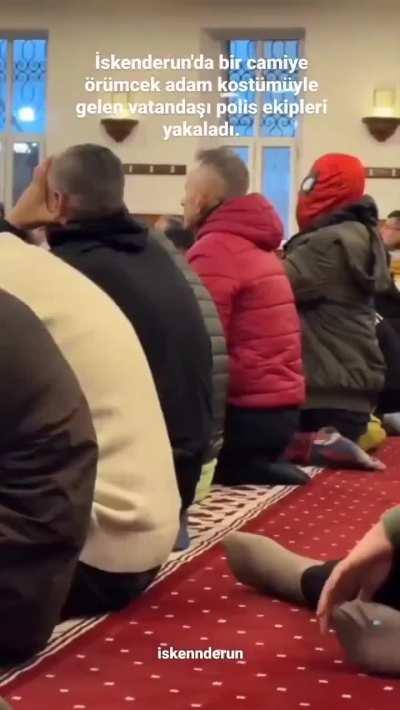 Hatay'da Bayram Namazına Örümcek Adam Kostümüyle Giden Adamı Camiden Atmışlar Olum 🥲