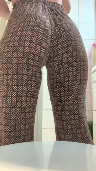 I wanna let one lucky Redditor cum on my ass multiple times 😜