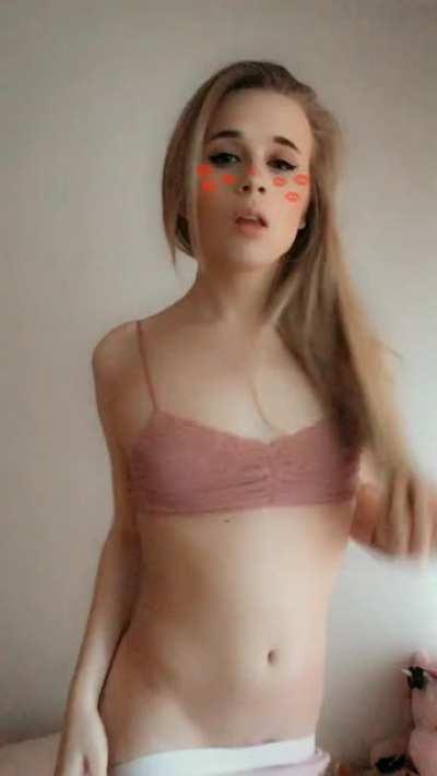 Does she have your attention yet? 😜