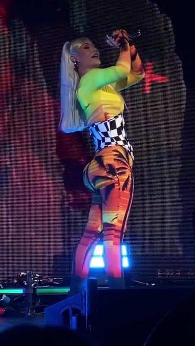 It would feel so good to rub cocks deep inside Iggy Azalea phat ass with a bud