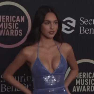 Olivia rodrigo cleavage