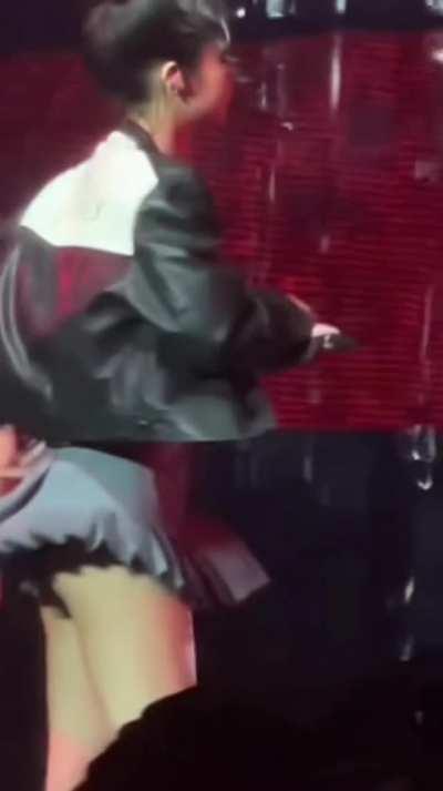 Bouncy boobs and cheeky ass jennie with a slutty appearance 💦💦