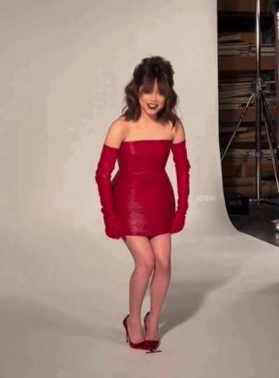 New video of Jenna Ortega's sexy legs & feet 😍