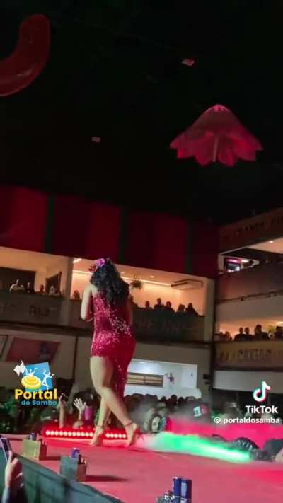 Sambista da grande rio pagando peitinho