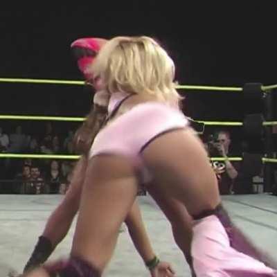 Mickie James sexy booty