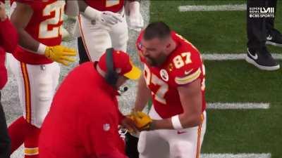 Travis Kelce blows up on sideline