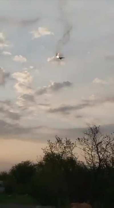 The crash of the Russian strategic bomber Tu-22M3 in the Stavropol territory of Russia. The aircraft is on fire, it looks like it really was shot down. These aircrafts were bombing Ukraine this morning 
