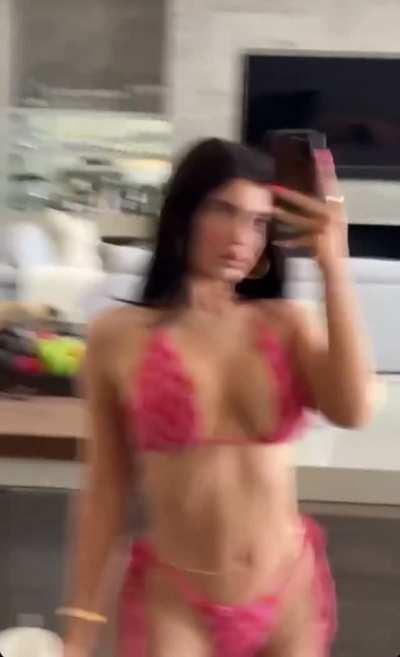 I‘d love to worship goddess Kylie Jenner