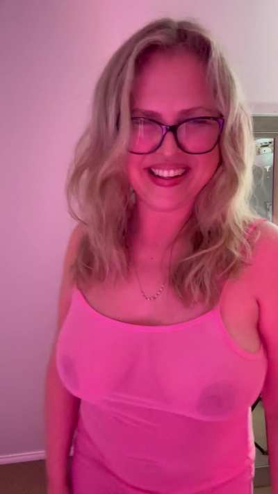 A good big tits bimbo skut needs to show off her jugs