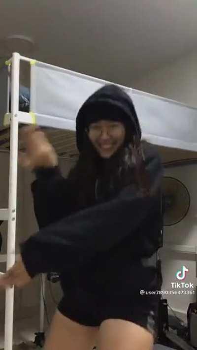 Anyone knows if she came back to ig or tiktok now