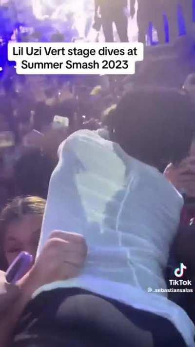 fan pov of the uzi stage dive.