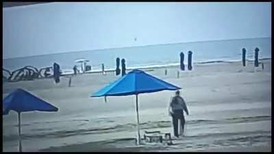 Turista alcanzada por un rayo muere en playa de Cartagena