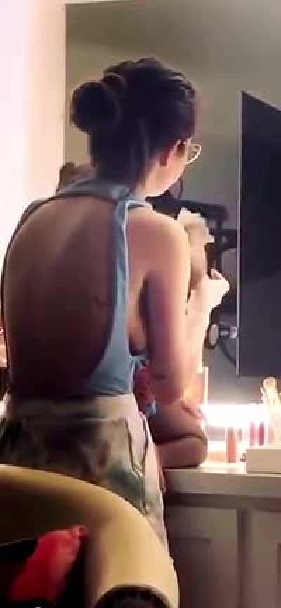 Queen’s wonderful sideboob
