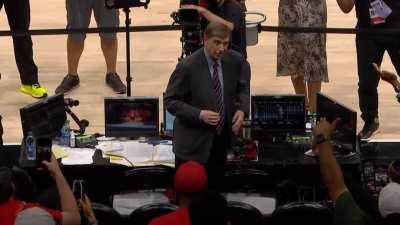 [Highlight] Hawks Fans give Marv Albert a standing ovation after the game