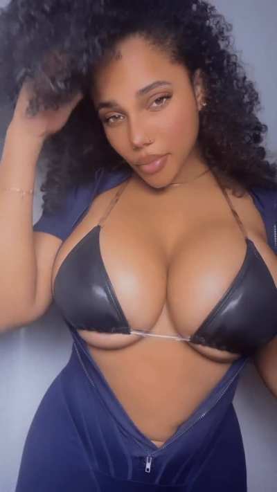 Cum and be kinky with me on my OnlyFans. It's FREE! 🥰 (links in comments below)