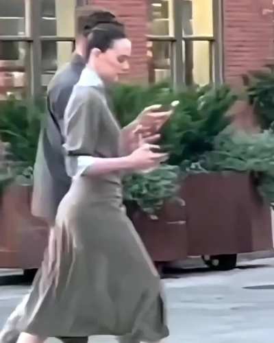 Daisy and Her In/conspicuous Butt