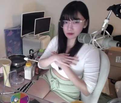 How is this woman hot cute sexy and beautiful all at the same time