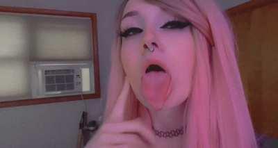 sucking the cum off of my fingers 💘