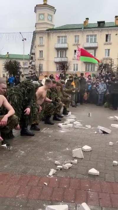 Identify the undercover agent