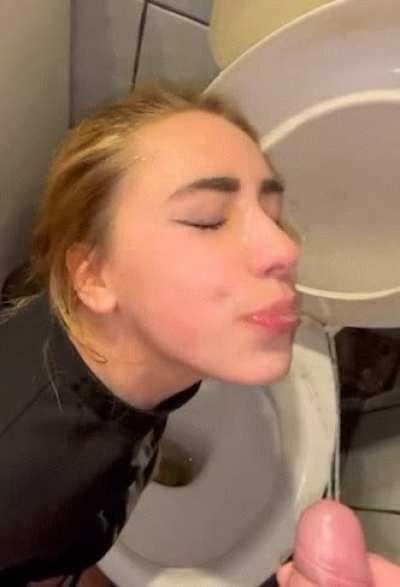Toilet slut