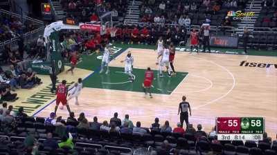 [Highlight] Bulls guard Coby White with a Derrick Rose-esque double clutch assist