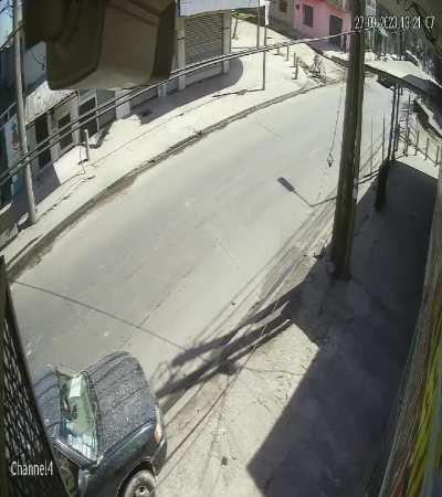 Lomas de Zamora: Lo interceptaron motochorros, metió marcha atrás y se llevó puesto a uno de los delincuentes, los compinches le dispararon y terminaron robándole el vehículo