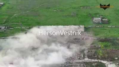 ru pov: Russian FAB-500 M62 guided bombs taking out Ukrainian army warehouses