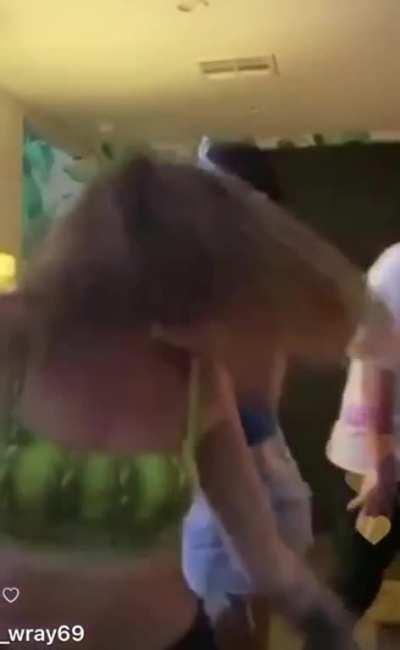 Wtf bro is she on drugs 😹😹😹