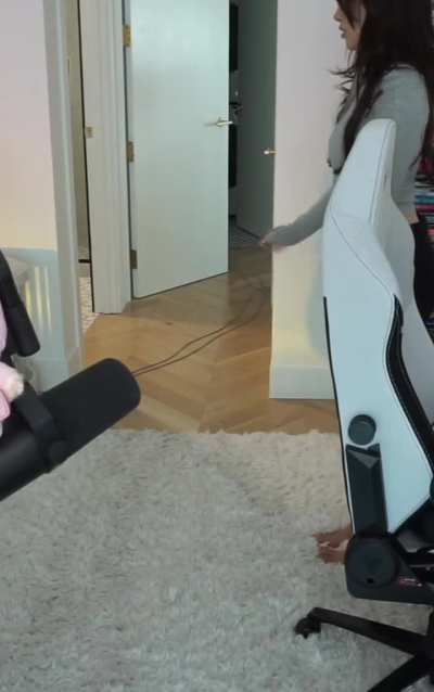 Pokimane showing off her pants - March 2025