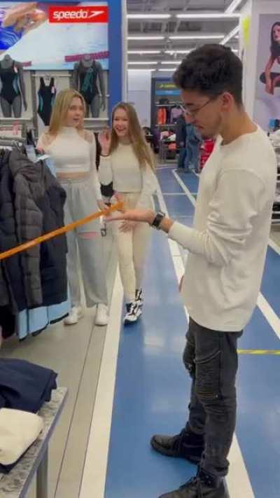 He has fingers 🤪 that's so hot 🤩