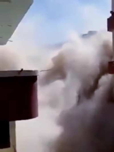 [LFO] Man Removes Support Column for a Bigger Balcony, As a result, the Entire Building Collapses.