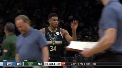 [Highlight] Giannis drills the turnaround fadeaway to put the Bucks up 4 with 28.7 left