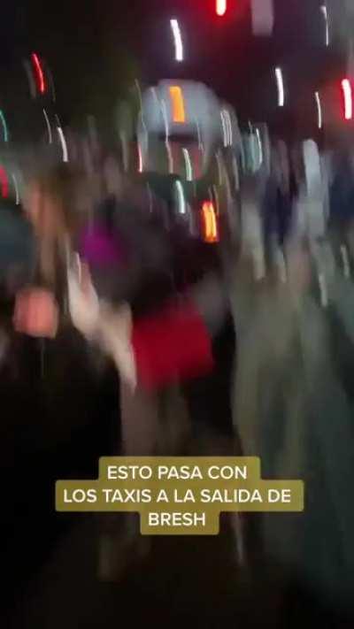 Escracharon a taxistas por cobrar caro: 