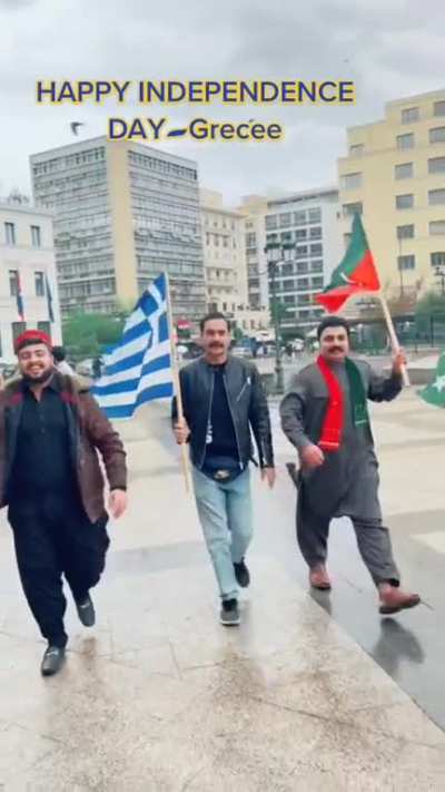 ΕΠΑΝΑΠΑΤΡΙΣΜΕΝΟΙ ΕΛΛΗΝΟΒΑΚΤΡΙΟΙ ΑΠΌΓΟΝΟΙ ΤΟΥ ΜΕΓΆΛΟΥ ΑΛΕΞΆΝΔΡΟΥ ΓΙΟΡΤΆΖΟΥΝ ΤΗΝ ΗΜΕΡΑ ΑΝΕΞΑΡΤΗΣΊΑΣ ΜΑΣ