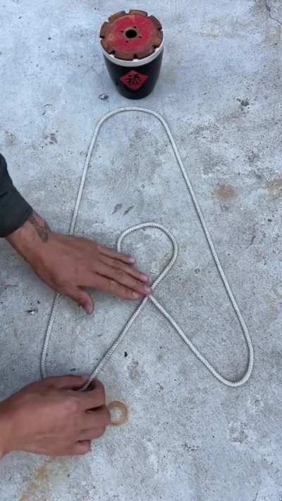 A knot that allows you to carry objects with a rope