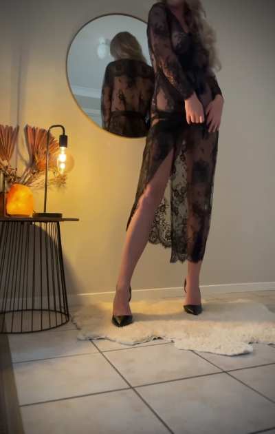 Can you resist a leggy blonde Aussie in heels? 