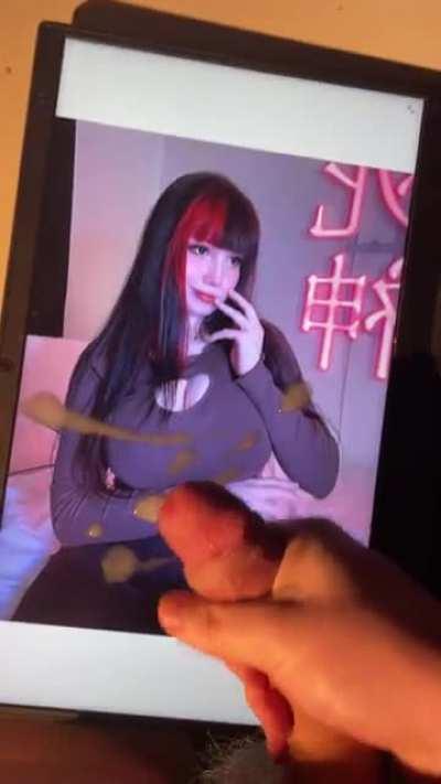 Shini powinna częściej chwalić swoimi cycuszkami…