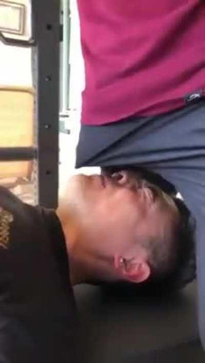 IS THIS THE CORRECT WAY TO SPOT YOUR GYM BRO ?