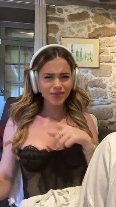 Hottie in Heapdhones