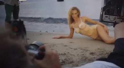 Hannah Ferguson body paint vid