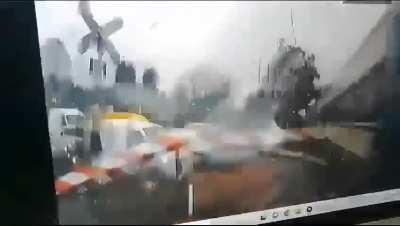 7 dead after minibus driver ignores barriers and is struck by an oncoming train